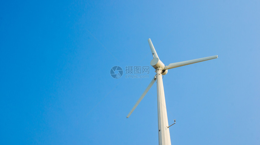 蓝色天空上的白风涡轮机环境力量资源气候全球涡轮风车场地活力生产图片