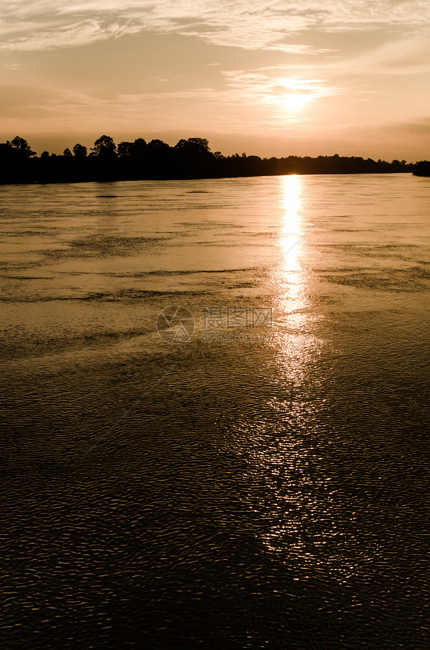 河边的日落渔夫海洋反射游泳场景海浪公园橙子钓鱼季节图片