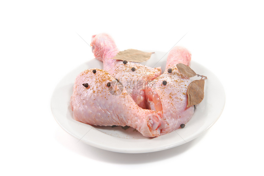 三个新鲜的生鸡腿盘子粉色家禽食物香料皮肤白色图片