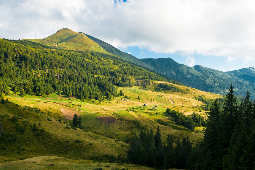 乌克兰喀尔巴阡山山脉景观蓝色踪迹草地岩石石头远足旅行边界冒险旅游图片