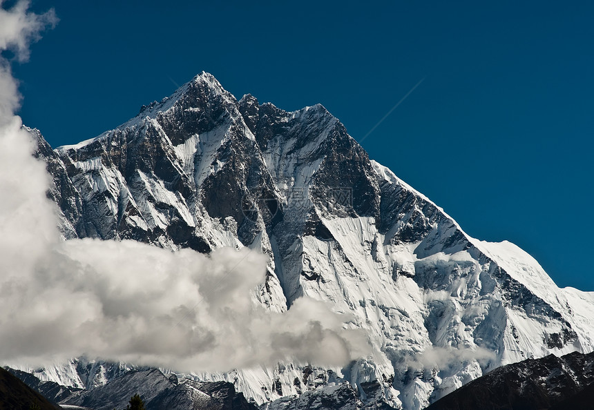 Lhotse和Lhotse 沙山峰大雪顶峰山腰场景蓝色天空踪迹冒险登山远足图片