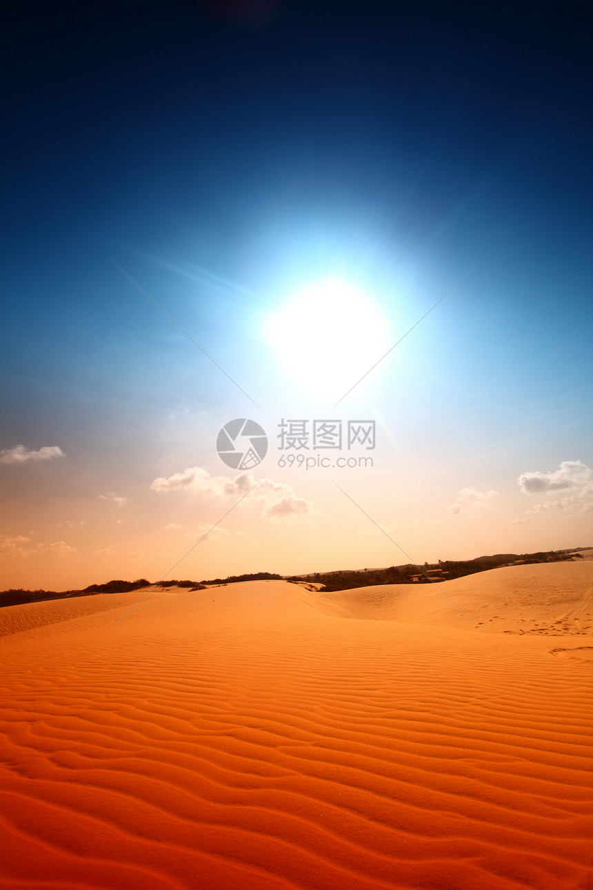 沙漠地区沙丘晴天全景日落口渴勘探旅行游客爬坡沙漠图片