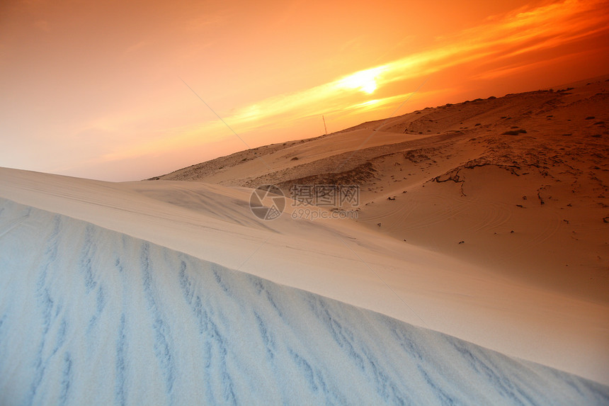 沙漠地区日落晴天勘探全景干旱孤独橙子波纹旅行沙丘图片