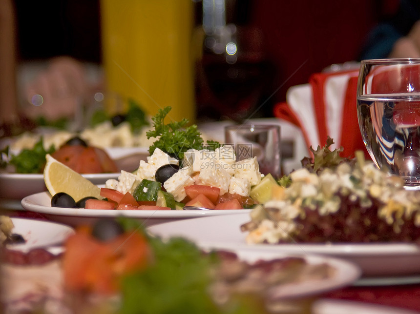 餐厅的金条 只放在一张盘子上桌子派对美食食物环境装饰风格桌布刀具玻璃图片