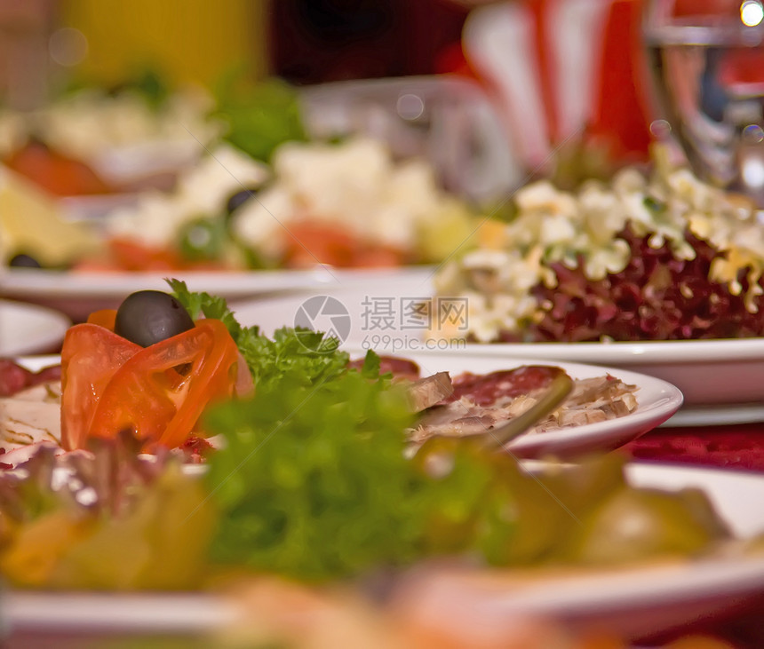 餐厅的金条 只放在一张盘子上装饰庆典风格服务刀具银器环境午餐餐饮美食图片