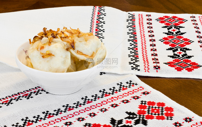 乌克兰烹饪  带油炸洋葱的vareniki餐具盘子白色服务文化刺绣美食酱料餐厅用餐图片