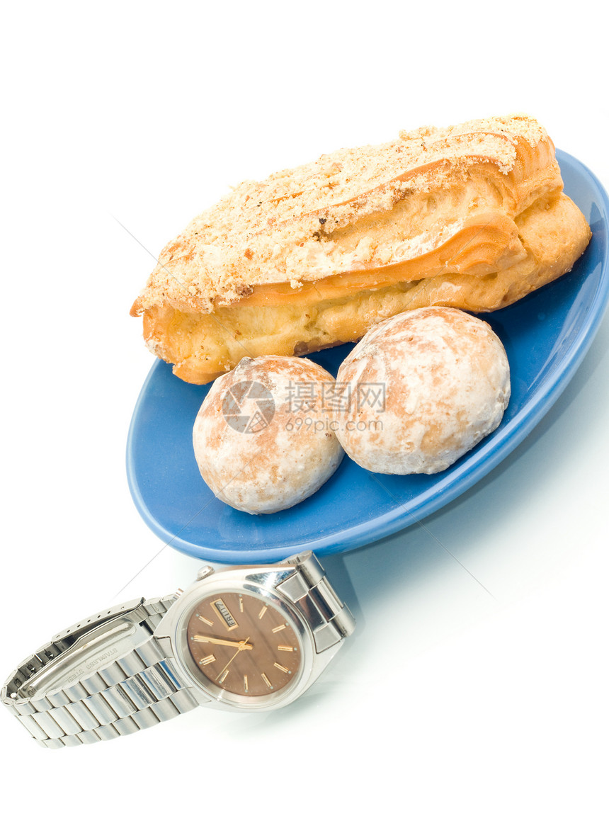 午餐时间  观察和美味的糕点羊角自助餐陶瓷奶油饼干食物盘子咖啡店休息早餐图片