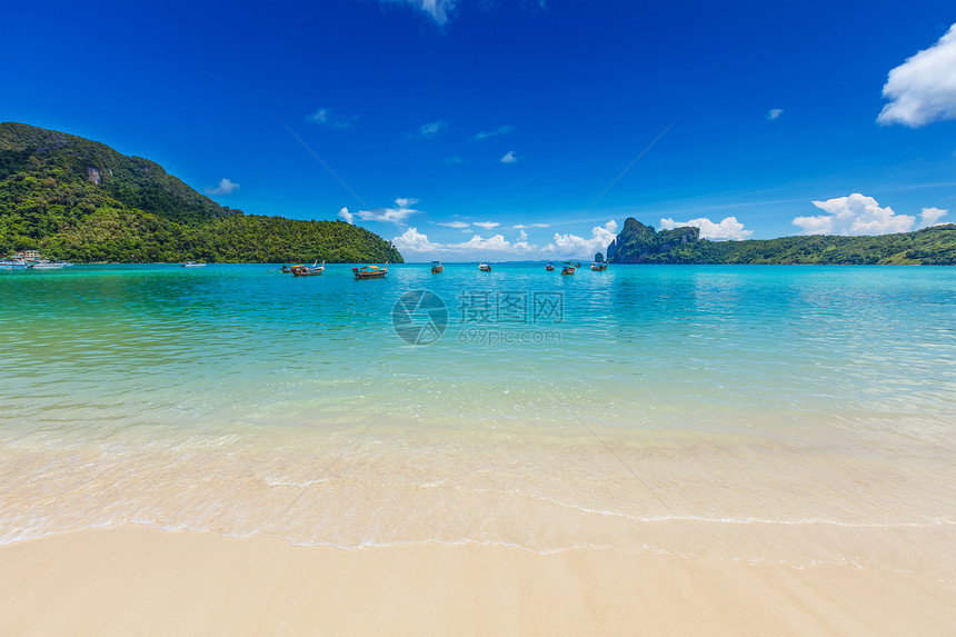 泰国湾内长尾船海景海浪船只旅游水运旅行运输海滩图片