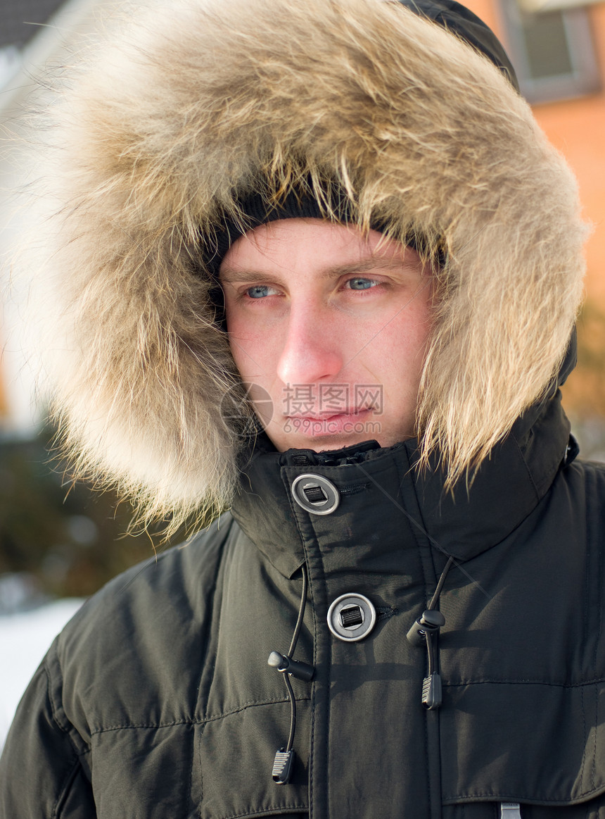 - 冬季男子穿着毛衣的温暖外套图片
