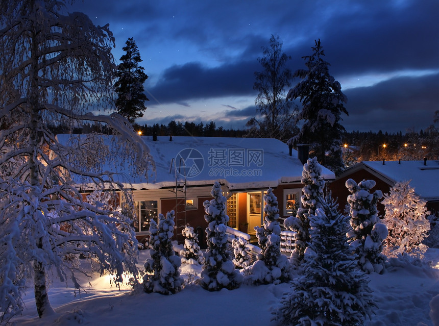 圣诞节晚上的雪屋图片