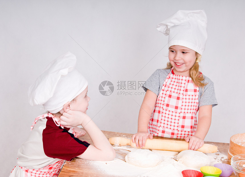 女孩和男孩在厨师的帽子图片