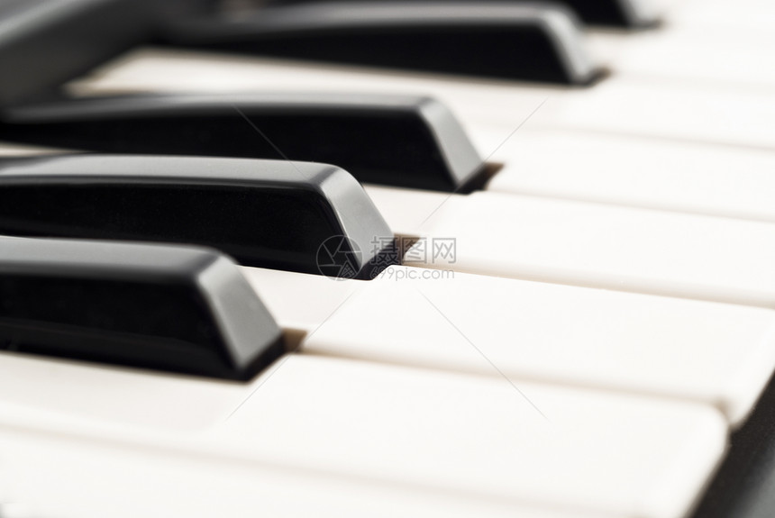 黑白-黑白 - 钢琴键盘特写图片