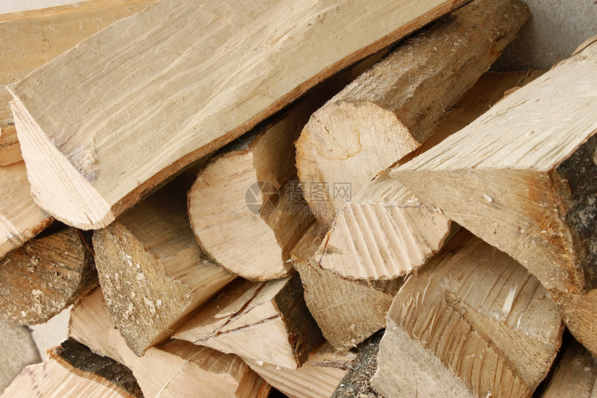 角束木柴的堆积图片