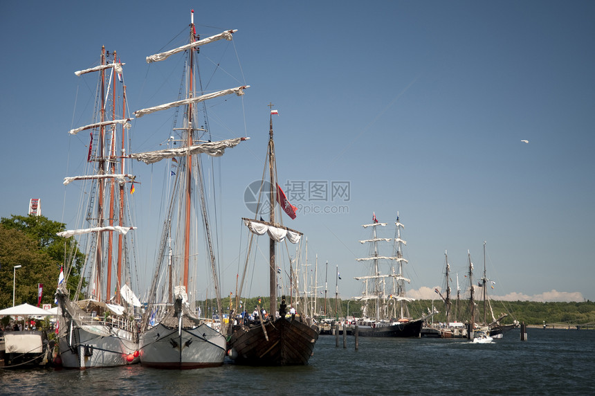 2009年8月周桅杆帆船海洋绳梯航海绳索风帆船运海军港口图片