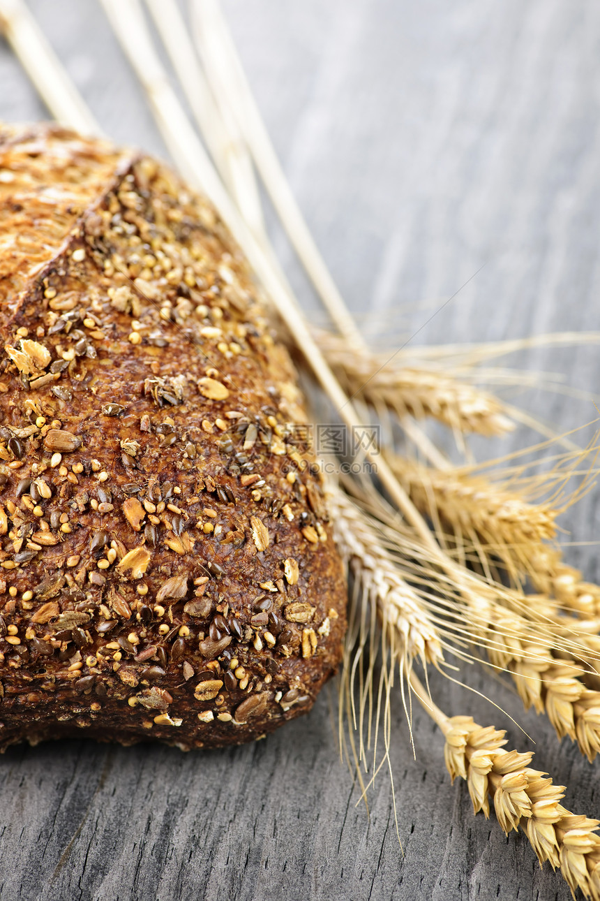 多谷物面包卷内核耳朵棕色拓荒者硬皮遗产种子粮食包子小麦图片