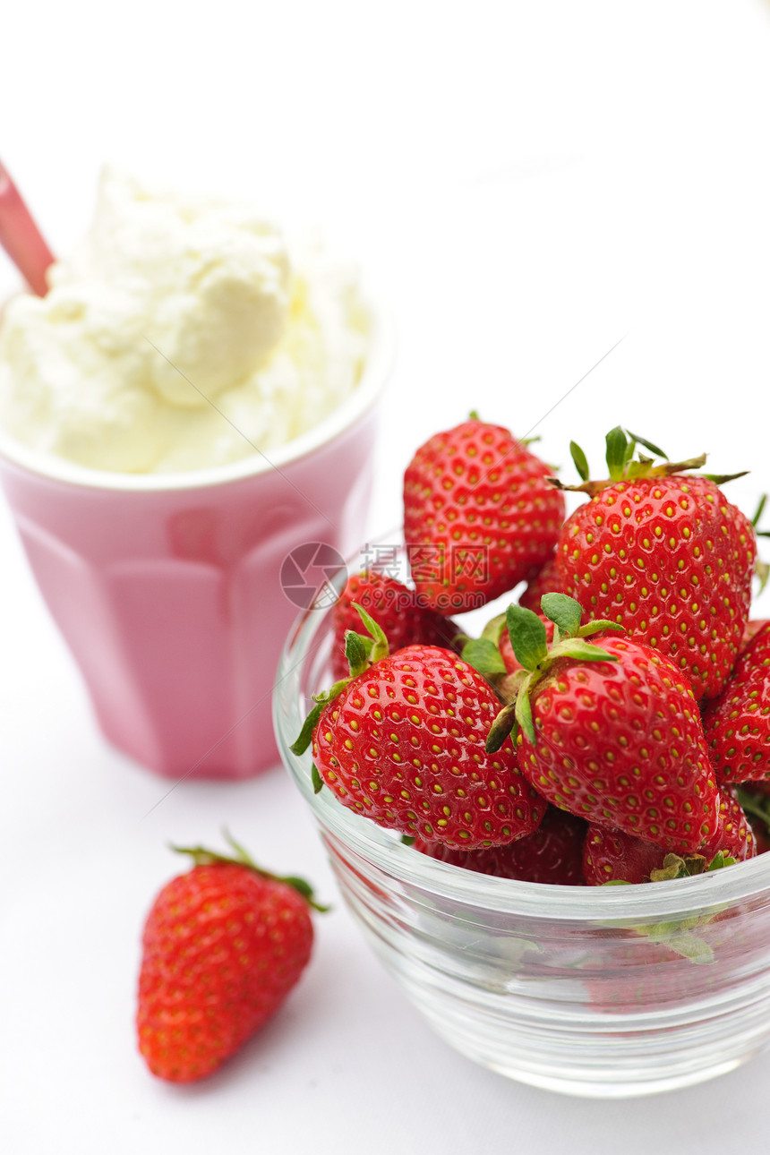 一碗草莓加鲜奶油盘子杯子奶制品玻璃勺子集装箱采摘水果小吃香草图片