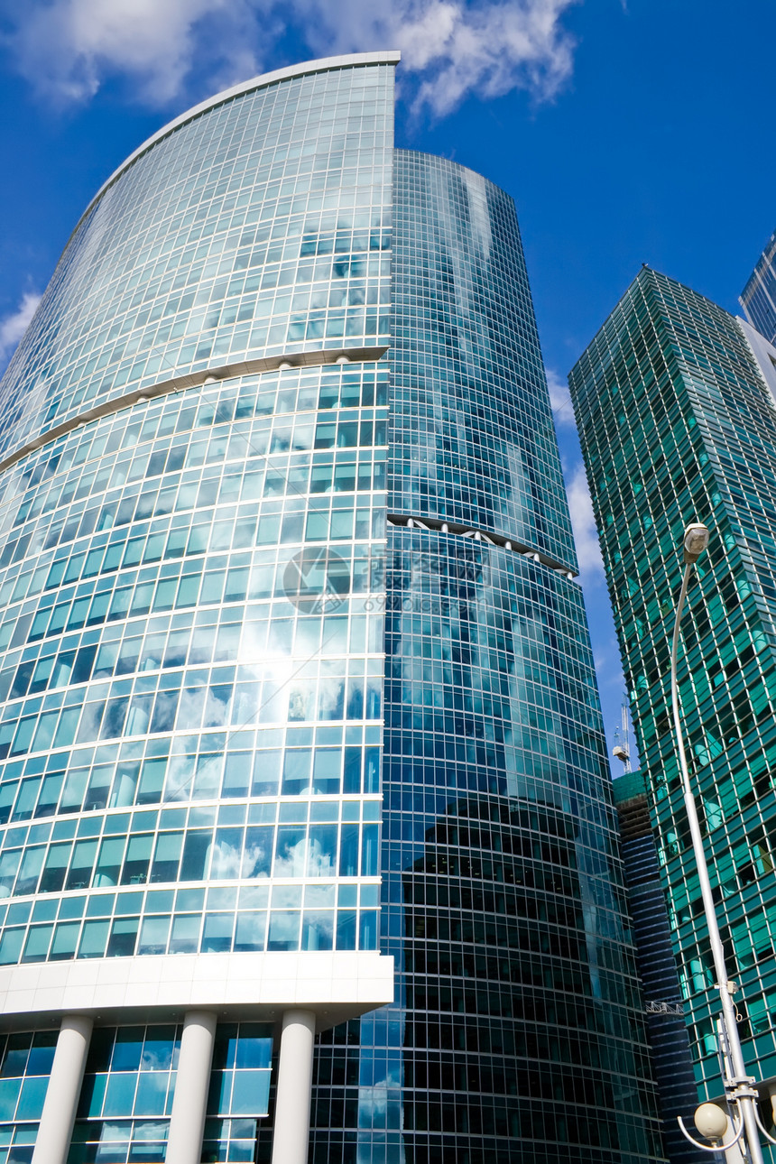 天空压台窗户财产公司蓝色摩天大楼建筑学玻璃金融太阳商业图片
