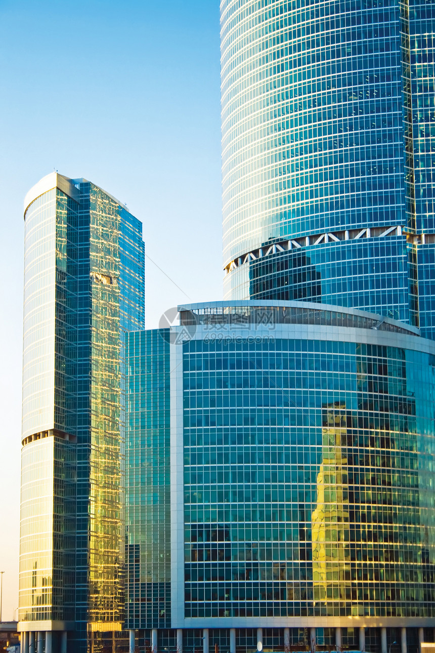 日落时的天窗办公室市中心蓝色太阳玻璃总部城市民众反射摩天大楼图片