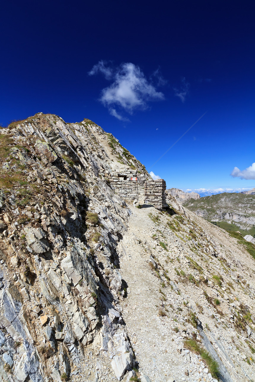 高山路径石头全景小路远足天气爬坡蓝色公园建筑旅行图片