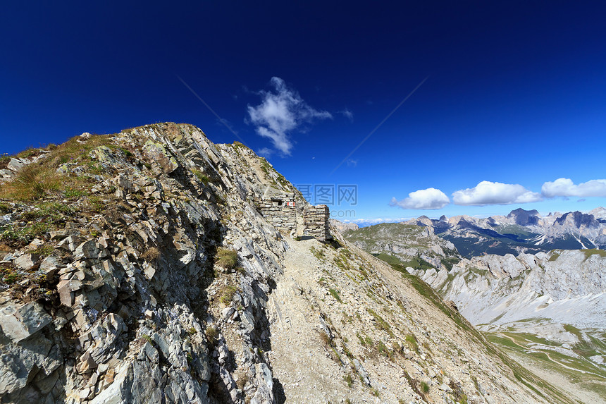 阿尔卑斯山道路上的战壕废墟图片