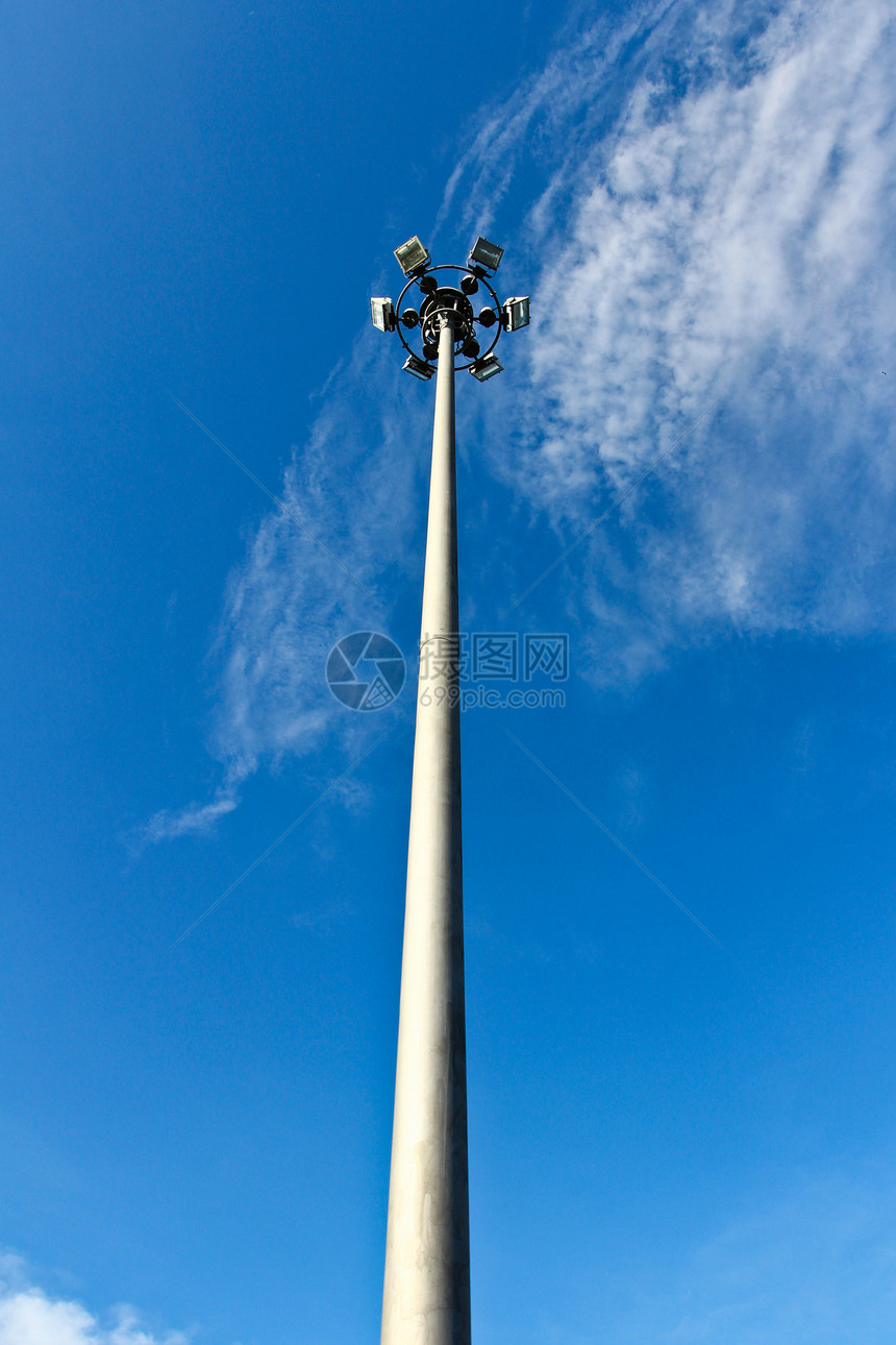 Blusky背景上的光杆体育场活力金属街道城市玻璃灯泡照明蓝色场地图片