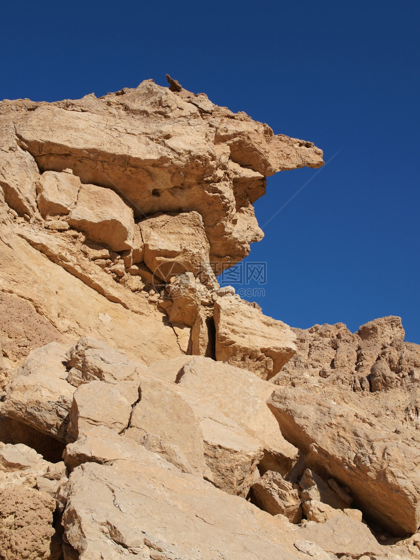 岩石沙漠中风景优美的黄岩内盖夫干旱丘陵远足悬崖石头风化游客地质学矿物图片