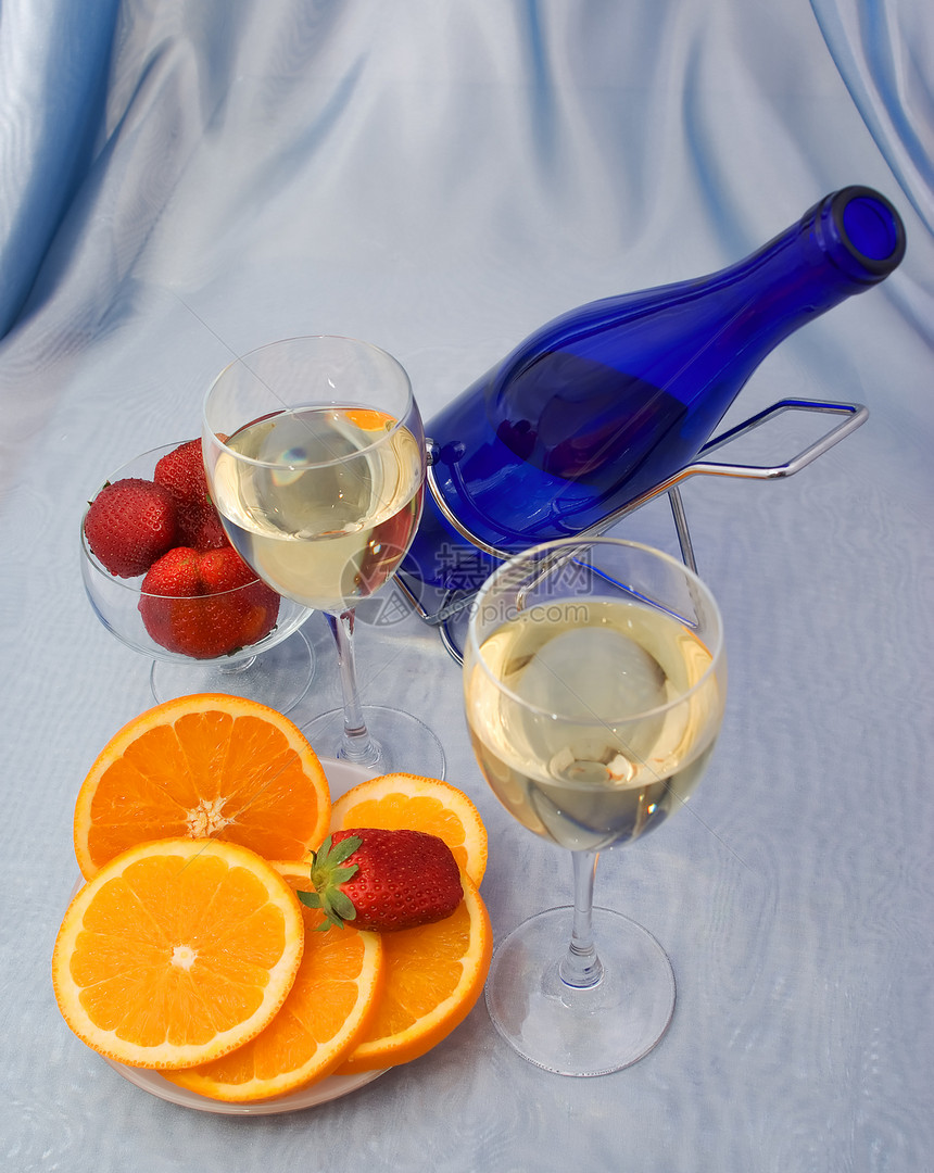 橙子和草莓葡萄酒杯图片