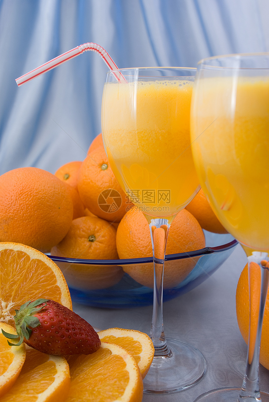 特写两个玻璃晶杯新鲜橙子汁图片