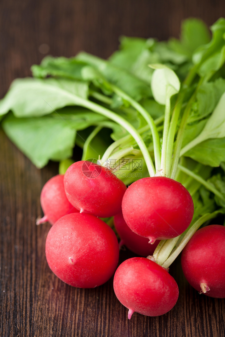 新鲜的萝卜饮食厨房糖类绿色红色叶子季节季节性营养食物图片