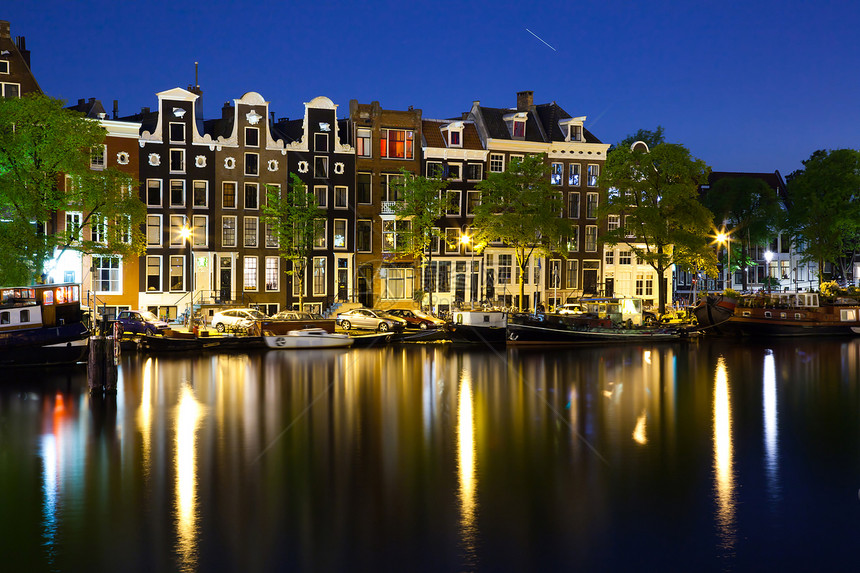晚上在阿姆斯特丹的多彩房屋图片