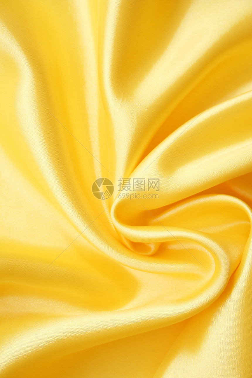 平滑优雅的金色丝绸作为背景海浪纺织品织物投标黄色折痕布料材料涟漪曲线图片