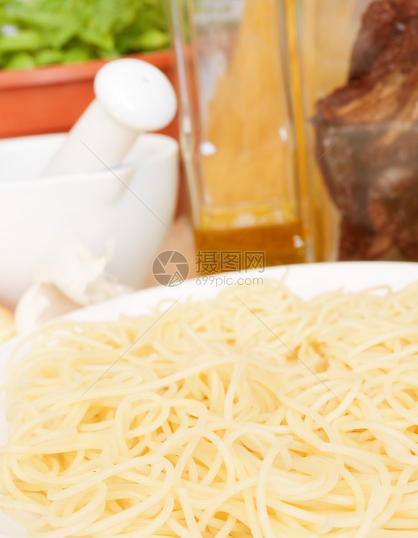 意大利面条砂浆桌子美食烹饪盘子厨房香料食物营养午餐图片