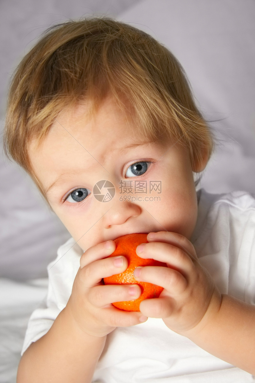 婴孩婴儿男性小吃几个月孩子们食物孩子头发男生快乐眼睛图片