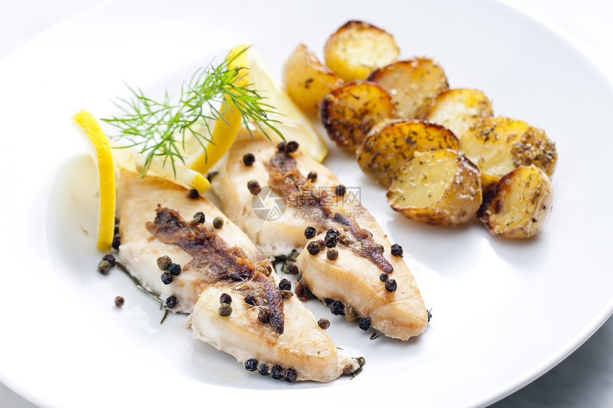 烤胡椒和凤尾鱼盘子土豆美食柠檬静物食物鲳鱼胡椒营养图片