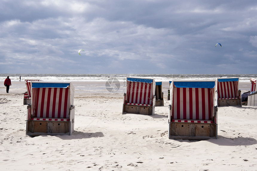 海滩椅子假期沿岸天空沙滩蓝色地平线海岸风暴娱乐闲暇图片