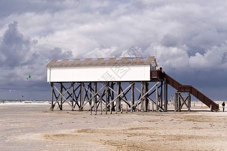 瓦蜗杆桩圣彼得湾海滩风暴假期堆房娱乐高跷天空海岸戏剧性天气蓝色背景