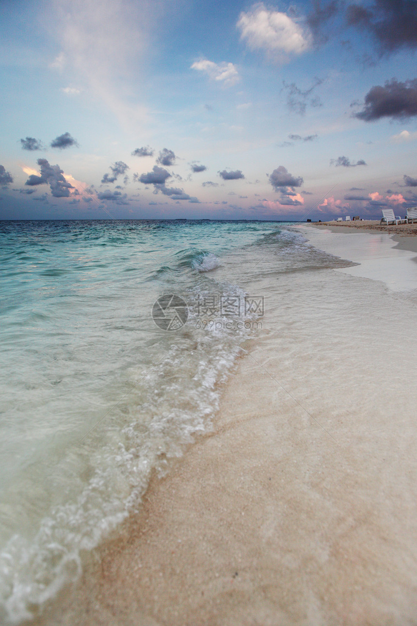 日落在海中金子蓝色海滩海洋旅行季节海岸线太阳场景反射图片