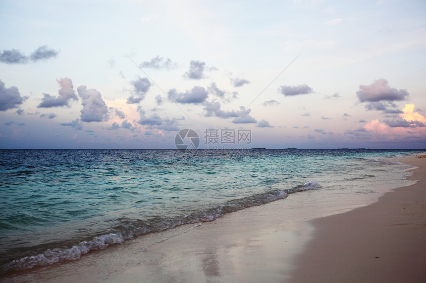 日落在海中地平线阳光热带橙子晴天旅行海滩海浪海洋反射图片