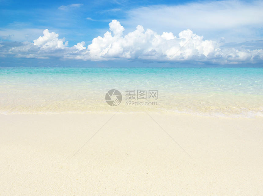 沙滩和马曼海天堂蓝色放松晴天冲浪太阳热带海岸海浪支撑图片