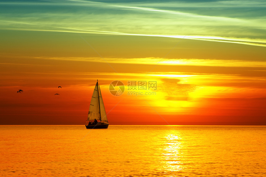 美丽的海日落运动海洋游客地平线日出反射天空海景阳光活动图片