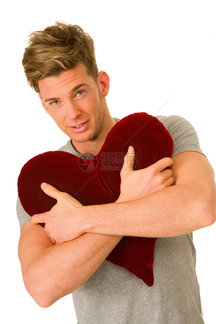 青年男子拥抱心形枕头成人软垫男人金发图片