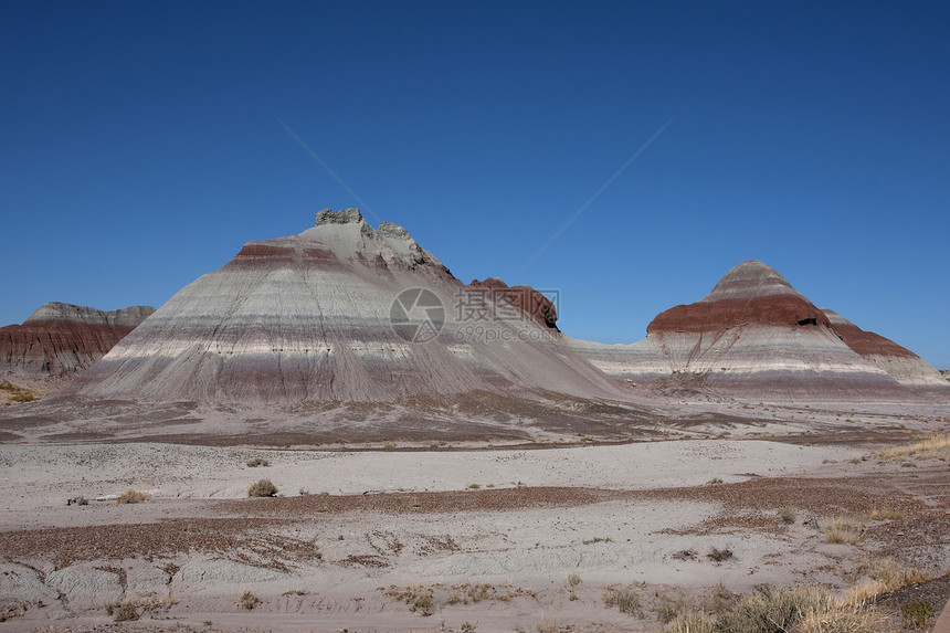 亚利桑那高原沙漠的多彩圆山丘图片