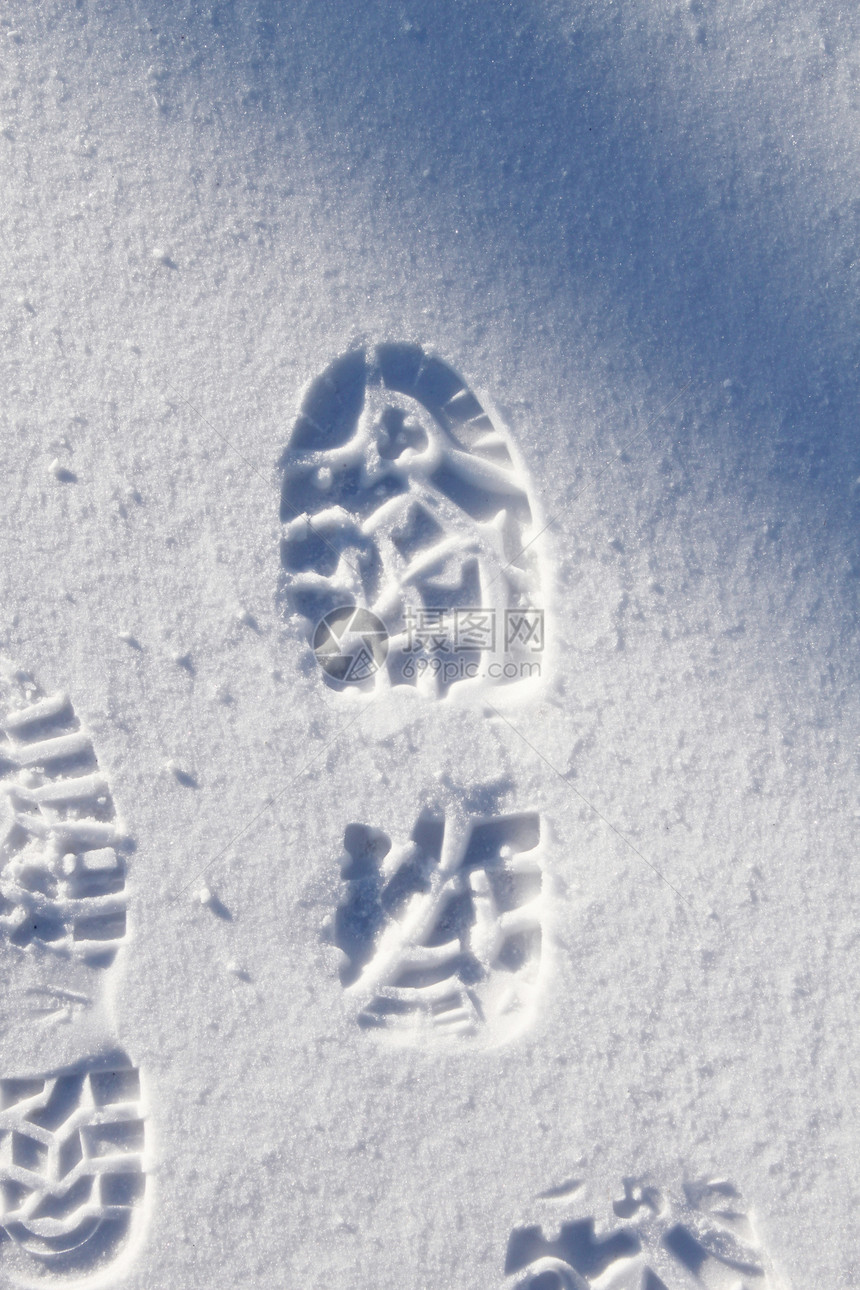 雪雪中人类足迹蓝色打印远足脚印闲暇白色图片