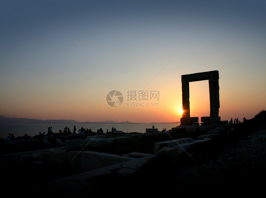 日落时的Portara纪念碑图片