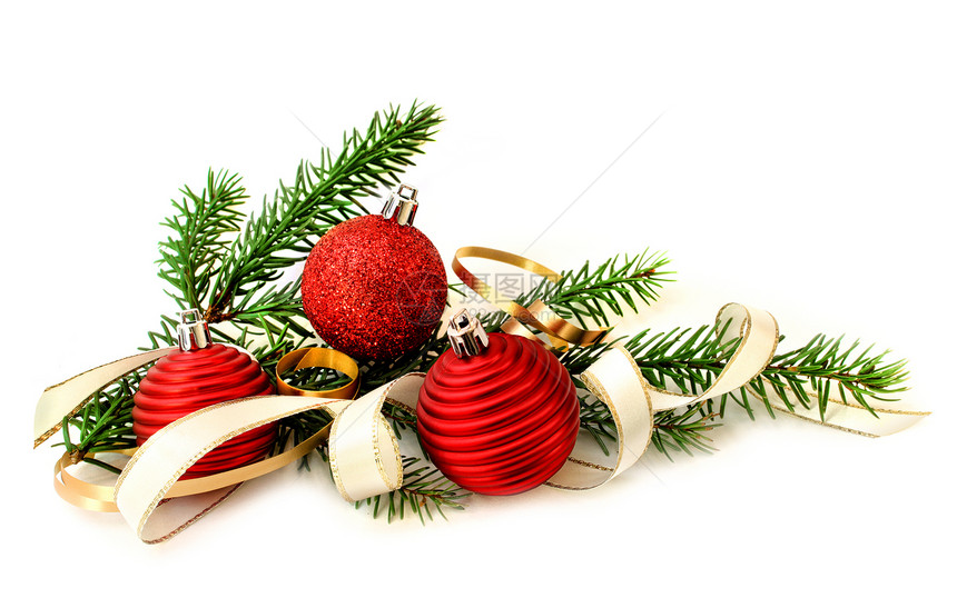 红圣诞球和绿树枝图片