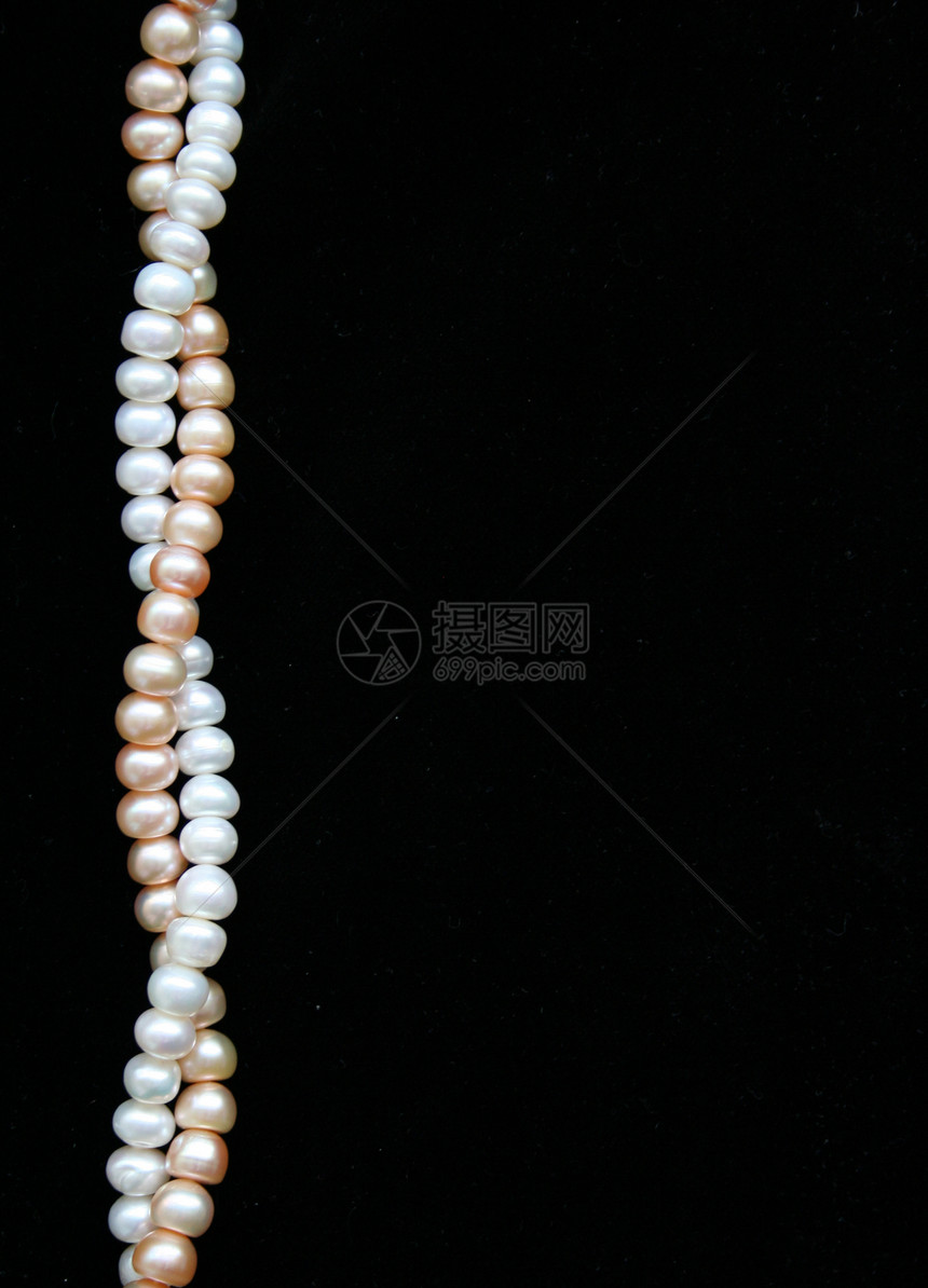 黑色背景的白珍珠和粉红珍珠婚礼魅力女性细绳光泽度手镯天鹅绒奢华宝石珠子图片