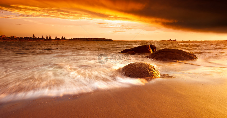金色早晨冲浪海洋旅游旅行橙子日落岩石日出海滩风景图片