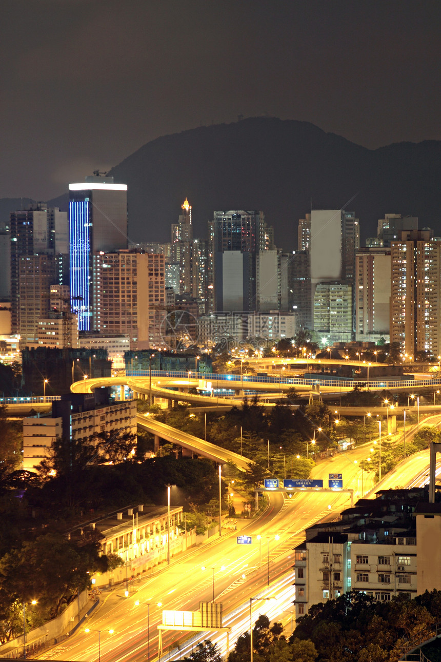 晚上的香港公司汽车街道交通大楼城市银行灯带高楼金融图片