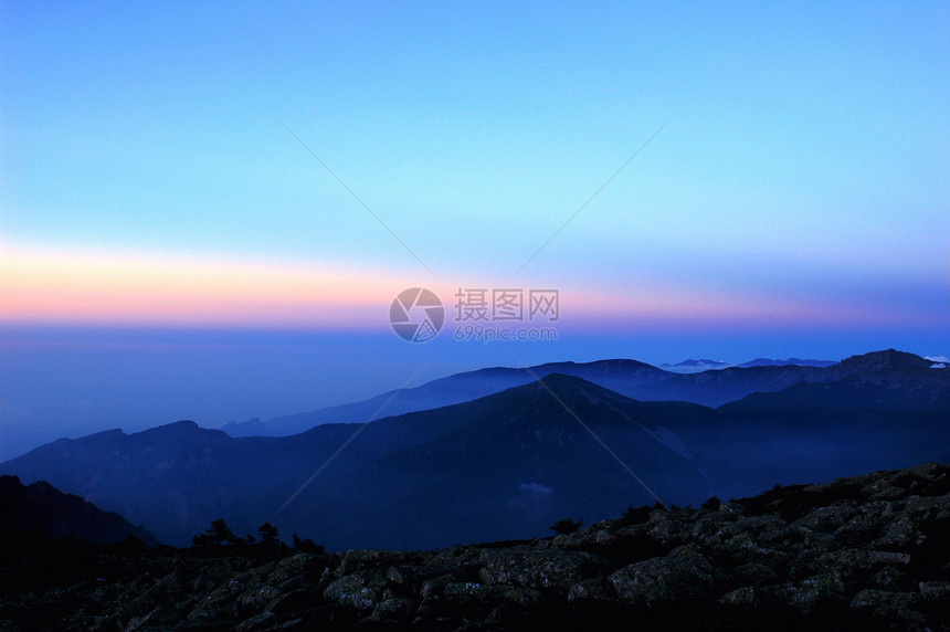 山地景观天堂日落阴影天空岩石晴天地平线场景粉色白色图片