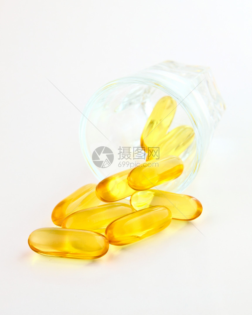 白底玻璃中的维他命药品液体药片圆柱黄色治愈制药药店凝胶胶囊图片